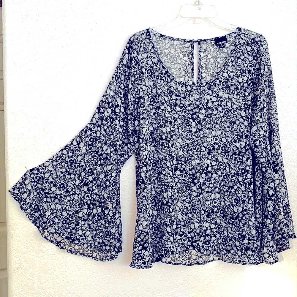 TORRID SIZE 0 FLORAL BLOUSE LONG BELL SLEEVE ROUND NECKLINE BACK BUTTON CLOSURE